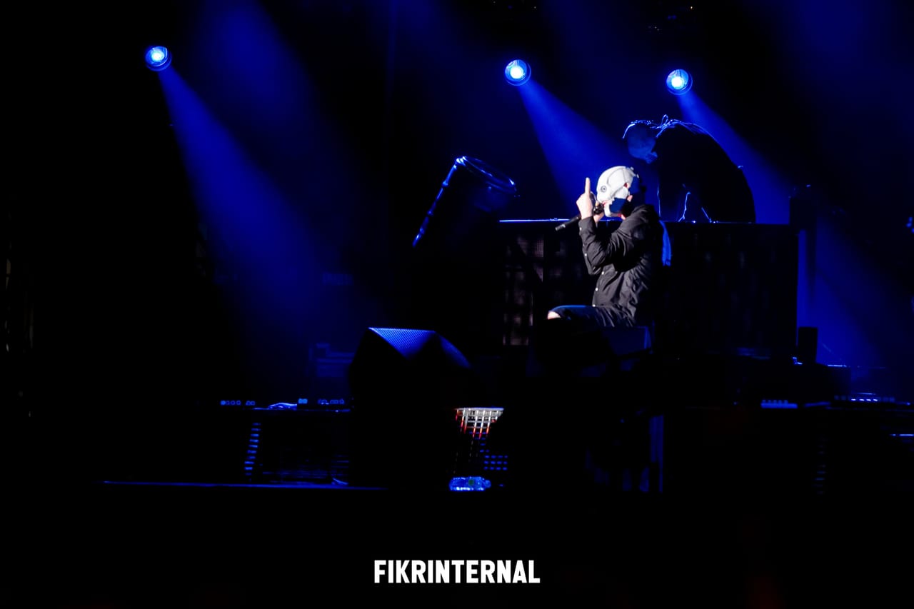 Live music performance photographed by FIKRINTERNAL