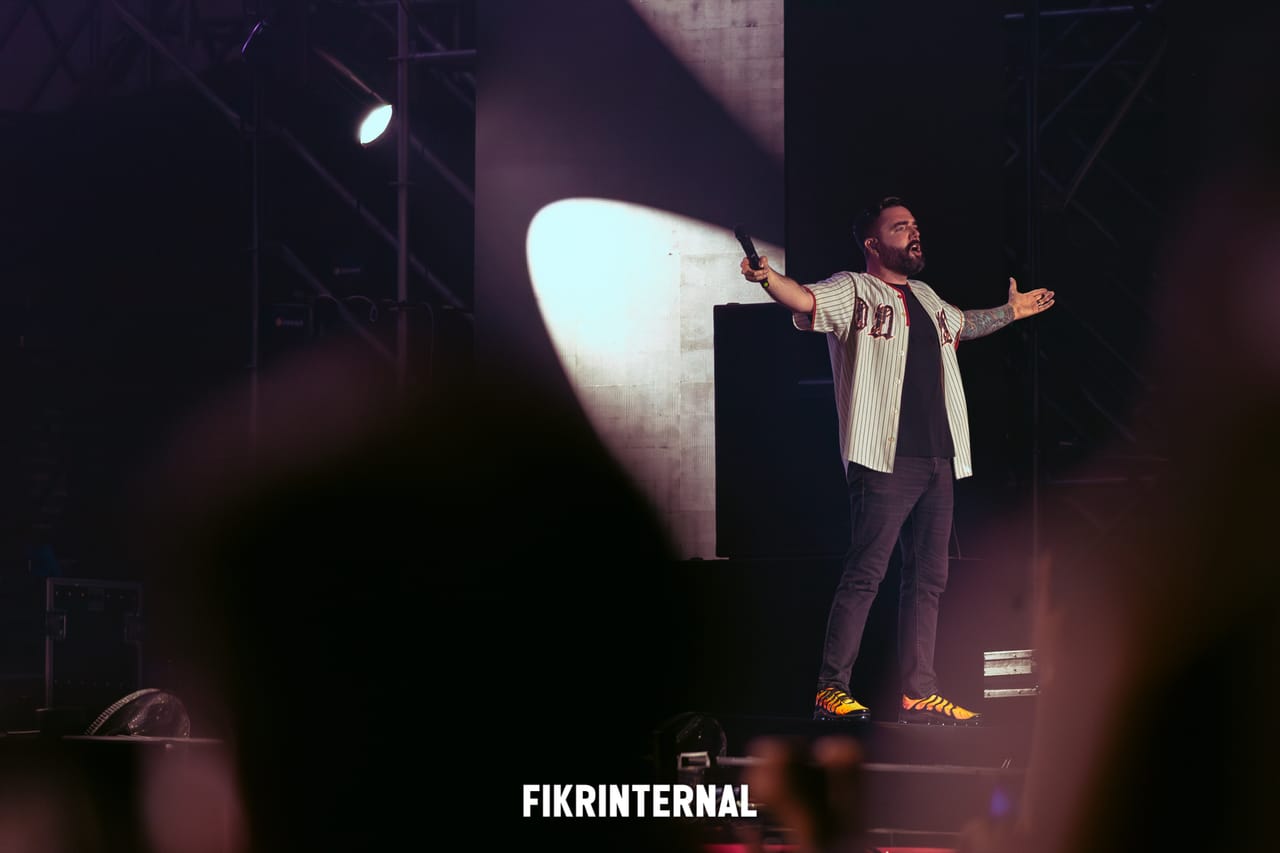 Live music performance photographed by FIKRINTERNAL